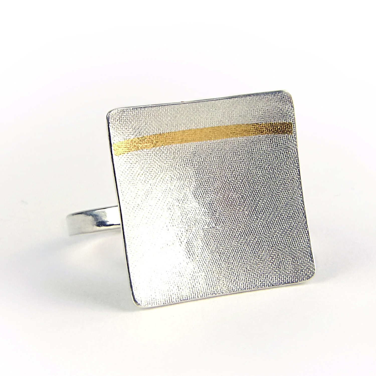 Ring, square with line by Hendrike Barz-Metzler