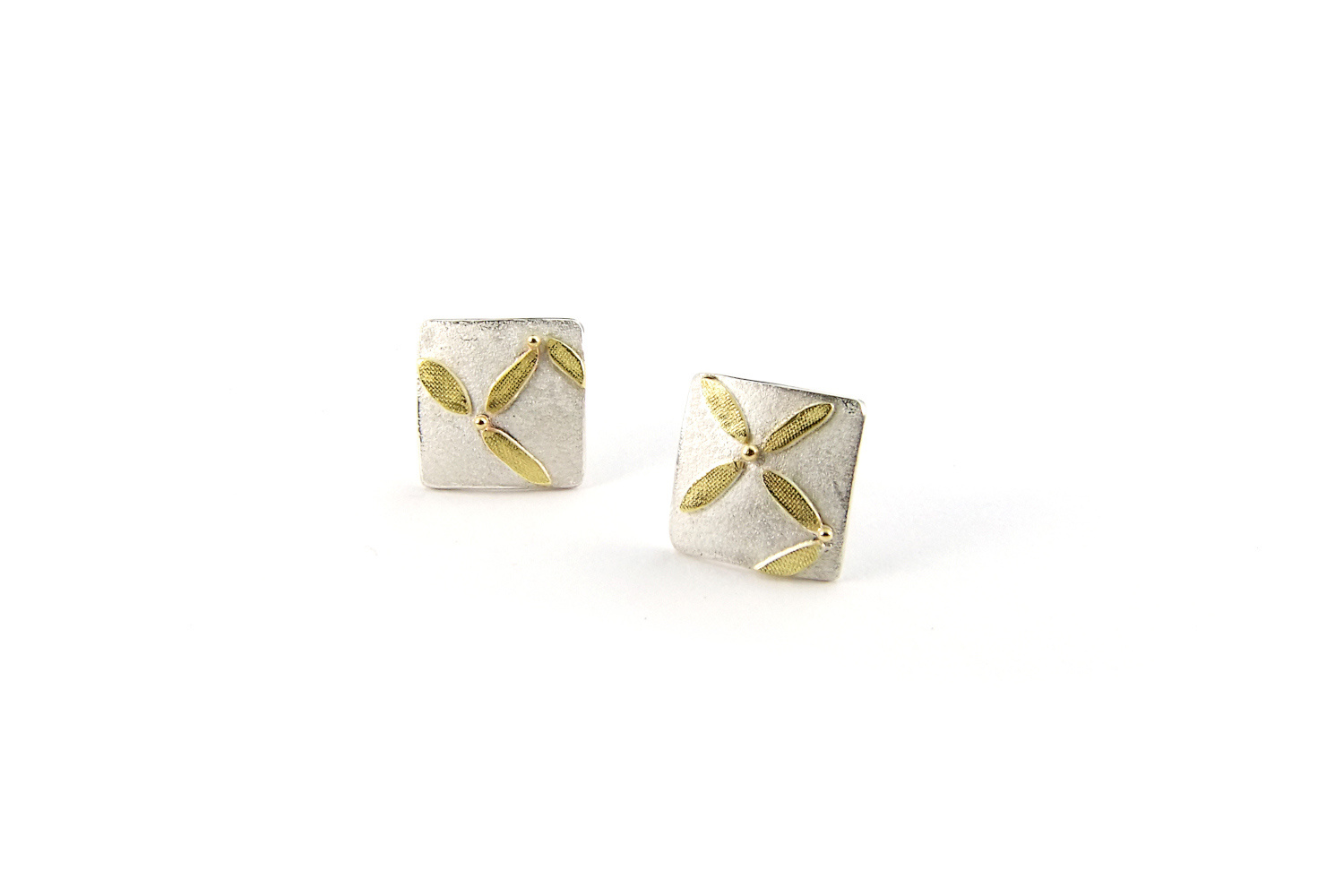 Square Earstuds with irregular Gold Pattern by Hendrike Barz-Meltzer