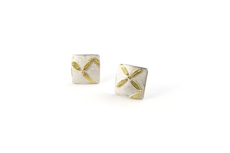 Square Earstuds with irregular Gold Pattern