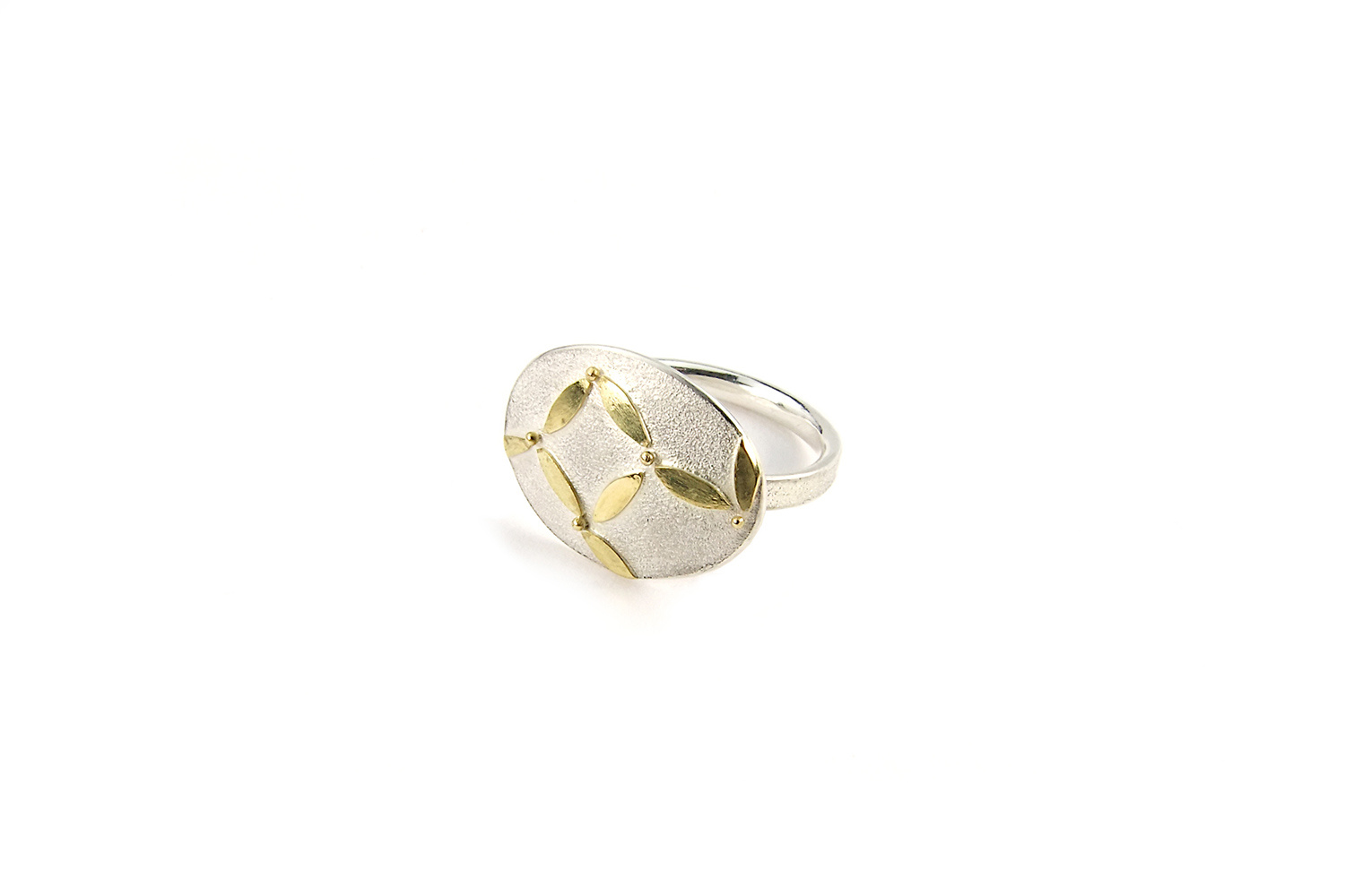 Ring with interrupted Gold Pattern by Hendrike Barz-Meltzer