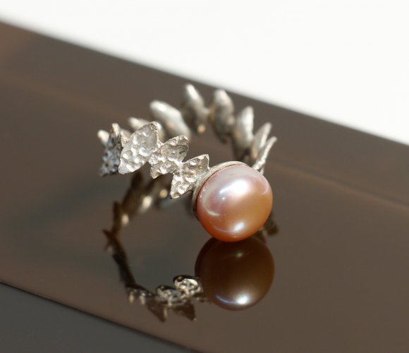 Image of Leaves Ring with Pearl